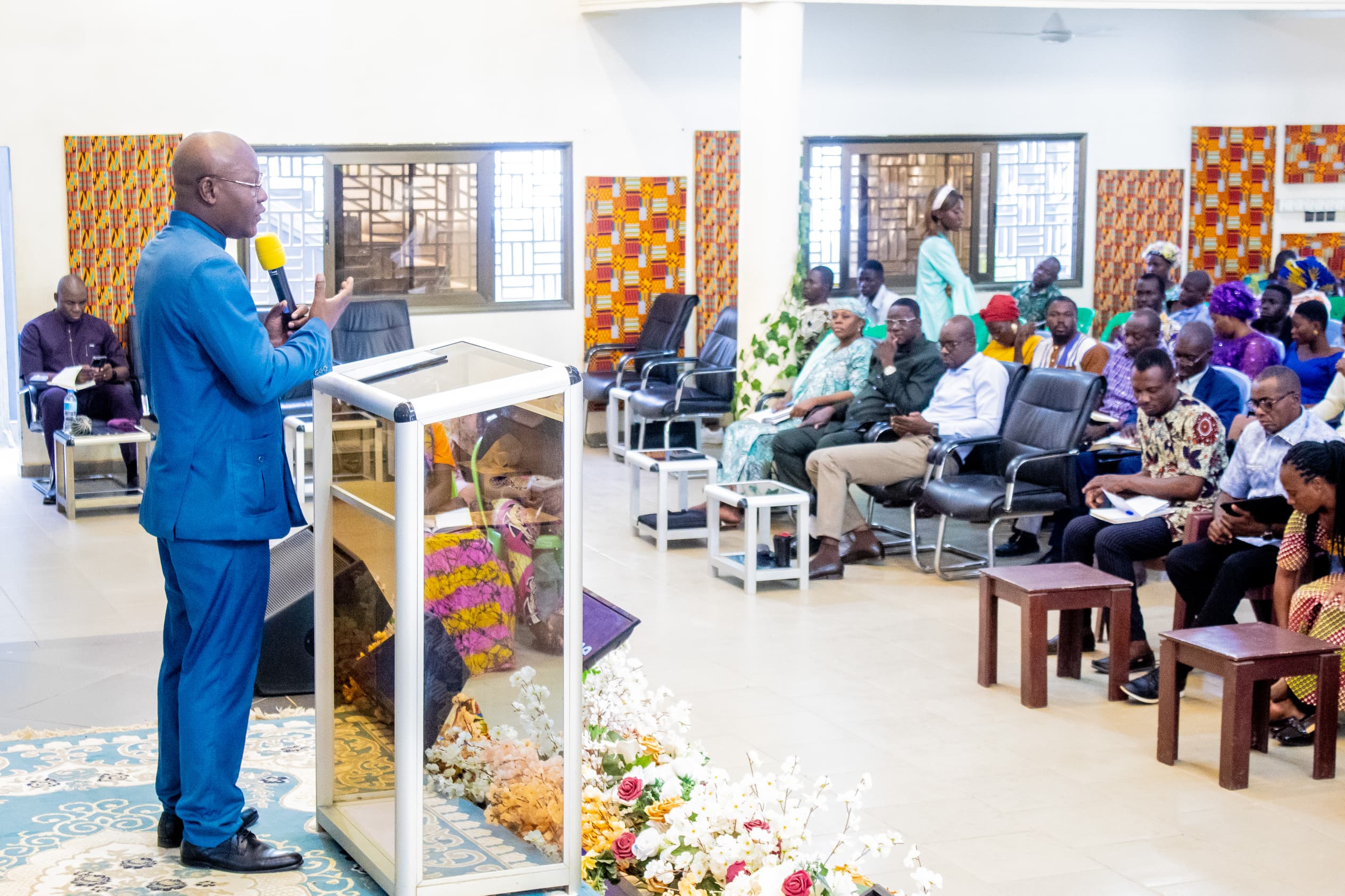 Pasteur Jean Bertin Akué prêchant à l'assemblée MVNI